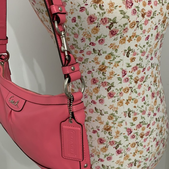 Coach bag with matching wallet and key chain. - Picture 8 of 10